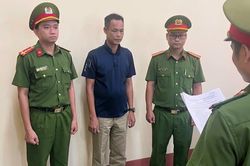 Khởi tố 2 bị can liên quan việc đổ hơn 1,8 triệu kg bã bê tông ra môi trường
