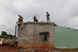 Gia Lai: Giúp dân sửa chữa nhà bị hư hỏng do lốc xoáy