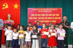 Trao quà đến học sinh vùng biên giới Quảng Trị trước thềm năm học mới
