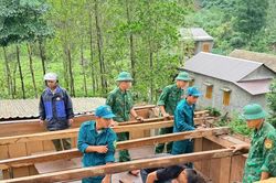 Mưa gi&ocirc;ng k&egrave;m lốc l&agrave;m tốc m&aacute;i 4 nh&agrave; d&acirc;n ở khu vực bi&ecirc;n giới Quảng Trị