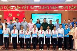 Trao 50 suất học bổng cho học sinh nghèo vượt khó ở An Giang