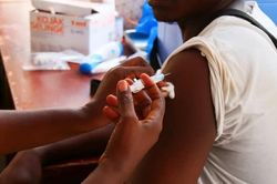 WHO tiếp thêm 70.000 liều vaccine cho CHDC Congo, hy vọng chặn đà lây lan Ebola