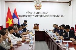 Tổng Lãnh sự quán Việt Nam tại Pakse phổ biến Nghị quyết về Công tác người Việt Nam ở nước ngoài đến kiều bào Nam Lào