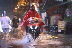 Hà Nội yêu cầu chủ động trực gác, kiên quyết không để người và phương tiện qua khu vực nguy hiểm