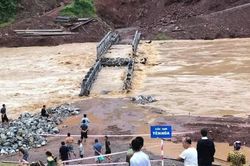 Cảnh b&aacute;o, th&ocirc;ng tin kịp thời về diễn biến của &aacute;p thấp nhiệt đới, mưa lũ tới người d&acirc;n
