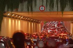 Mưa lớn kéo dài, giao thông Hà Nội ùn ứ giờ tan tầm