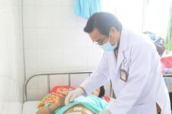 Thiếu niên 15 tuổi bị rách ruột vì đồng nghiệp nghịch dại vòi xịt khí nén