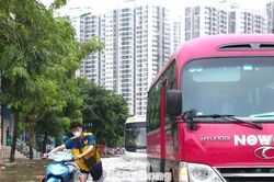 Kiên quyết chặn người và xe qua các điểm ngập sâu tại Hà Nội