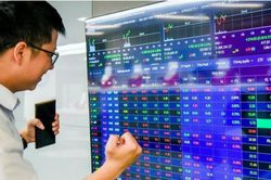 Dòng tiền ồ ạt vào nhóm chứng khoán trước giờ đón tin nâng hạng