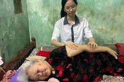 Bà 85 tuổi rơi nước mắt, mong cháu mồ côi cha mẹ không lỡ ước mơ đại học
