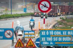 Phớt lờ biển cấm, tai nạn nhiều xe máy 'liều mình' chạy vào làn ô tô tại TPHCM