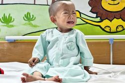 Bé trai dân tộc Xinh Mun cần 20 triệu đồng phẫu thuật cắt lách
