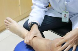 Ngồi xe lăn đi khám liệt chân, kết quả chẩn đoán khiến ai cũng bất ngờ