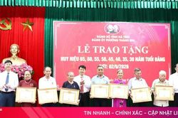 Đảng ủy phường Thành Sen trao Huy hiệu Đảng dịp Quốc khánh 2/9
