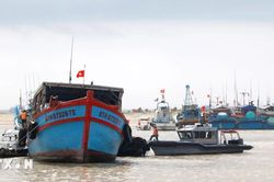 Khẩn trương hỗ trợ ngư dân khắc phục sự cố tàu cá bị chìm