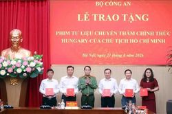 Bộ Công an trao tặng phim tư liệu quý về Chủ tịch Hồ Chí Minh