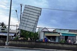 Tây Ninh: Dông lốc xoáy kèm mưa lớn gây thiệt hại nhiều nhà dân