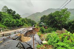 Khẩn trương ứng phó áp thấp nhiệt đới có khả năng mạnh lên thành bão