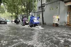 Áp thấp nhiệt đới có thể mạnh lên thành bão, miền Bắc mưa lớn sầm sập