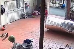 Bé gái thoát nạn trong gang tấc khi bồn nước khổng lồ rơi thẳng xuống giữa sân nhà