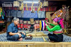 Vợ chồng già biến nhà sàn bên suối thành homestay hút khách