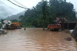 Mưa lớn dồn dập, Nghệ An và Hà Tĩnh căng mình ứng phó