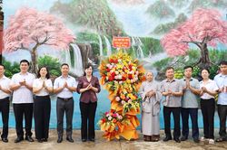 Chủ tịch Ủy ban MTTQ tỉnh Nguyễn Thị Hà thăm, chúc mừng Ni trưởng Thích Đàm Thuấn nhân lễ Vu Lan