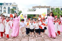 Bắc Ninh: Học sinh lớp 1 náo nức tựu trường