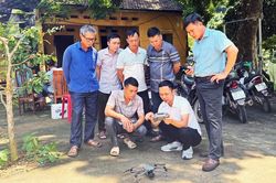 Tổ bảo vệ rừng ở xã An Lạc tự trang bị flycam để hỗ trợ giám sát rừng Khe Rỗ
