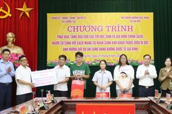 Hội đồng hương Bắc Ninh tại Hà Nội tặng quà người dân vùng Dự án Cảng hàng không quốc tế Gia Bình