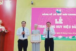 Xã Quế Sơn Trung trao tặng Huy hiệu Đảng đợt 2/9 cho 57 đảng viên