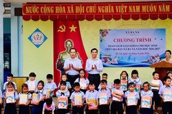 Hơn 1.000 học sinh xã Bà Nà được hỗ trợ sách giáo khoa trước thềm năm học mới
