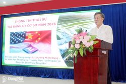 Trưởng ban Tuyên giáo và Dân vận Thành ủy Dương Minh Dũng thông tin thời sự tại xã Bù Đăng