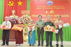 Thiếu tướng Lâm Phước Nguyên trao Huy hiệu Đảng tại phường Trung An