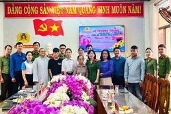 Chi đoàn - Chi hội Phụ nữ Công an phường Hoài Nhơn trao 12,5 triệu đồng cho “con đỡ đầu”