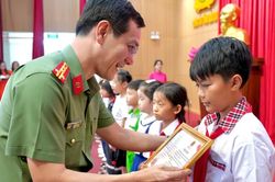 Công an tỉnh Gia Lai tuyên dương con đỡ đầu có thành tích cao trong học tập năm học 2025-2026