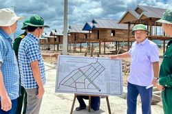 Phó Chủ tịch UBND tỉnh Dương Mah Tiệp kiểm tra dự án bố trí, ổn định dân cư vùng thiên tai