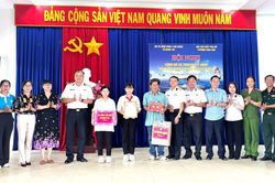 Lữ đoàn 162 nhận đỡ đầu con ngư dân có hoàn cảnh khó khăn
