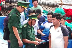 Đồn Biên phòng Cửa khẩu cảng Cà Ná tuyên truyền chống khai thác IUU cho ngư dân