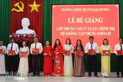Bế giảng lớp Trung cấp lý luận chính trị hệ không tập trung khóa 82