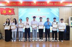 Hội nghị biểu dương con đoàn viên công đoàn đạt thành tích cao trong học tập năm học 2025-2026