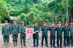 Chủ nhiệm Chính trị Quân khu 2 thăm, động viên lực lượng tìm kiếm, quy tập hài cốt liệt sĩ tại Lào Cai
