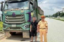 Dùng điện thoại khi lái xe, tài xế xe tải bị phạt 5 triệu đồng, trừ 4 điểm giấy phép lái xe