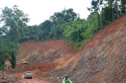 Đ&egrave;o Gia Bắc trơn trượt do b&ugrave;n đất, khuyến c&aacute;o người d&acirc;n hạn chế qua lại