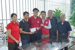 Hội Chữ thập đỏ tỉnh trao hỗ trợ đột xuất cho gia đình hai nạn nhân bị sét đánh tử vong