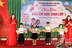 Học sinh nô nức tựu trường chào đón năm học mới