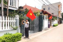 Cờ Tổ quốc trong mỗi nếp nhà