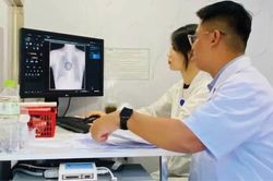 Quán ăn vẫn chưa hết khói thuốc
