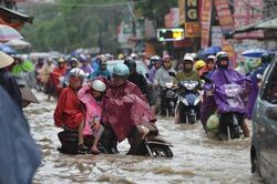 Áp thấp nhiệt đới đe dọa, Hà Nội yêu cầu trực gác tại các điểm ngập, sạt lở