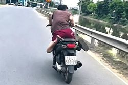 CSGT Ninh Bình xử lý thanh niên không đội mũ bảo hiểm, nằm trên yên điều khiển xe máy